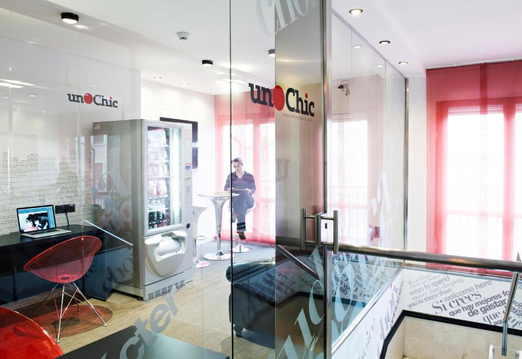 Hospedium Hostal Un Punto Chic Huesca Luaran gambar